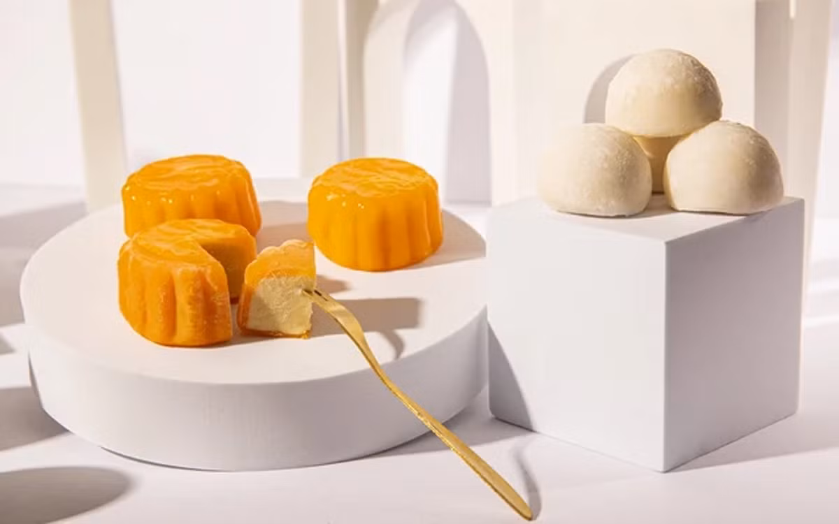 Vỏ bánh truyền thống được thay thế bằng nguyên liệu mềm, mịn trông như bánh thạch. Ảnh: VOV