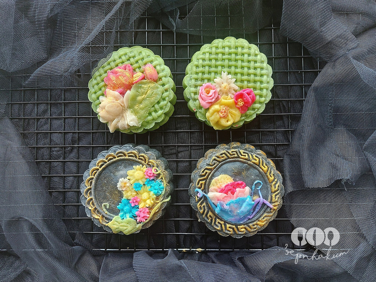 Năm nay, bánh trung thu vỏ hoa nổi được nhiều chị em ưa chuộng. Ảnh: FB Mai Nguyễn