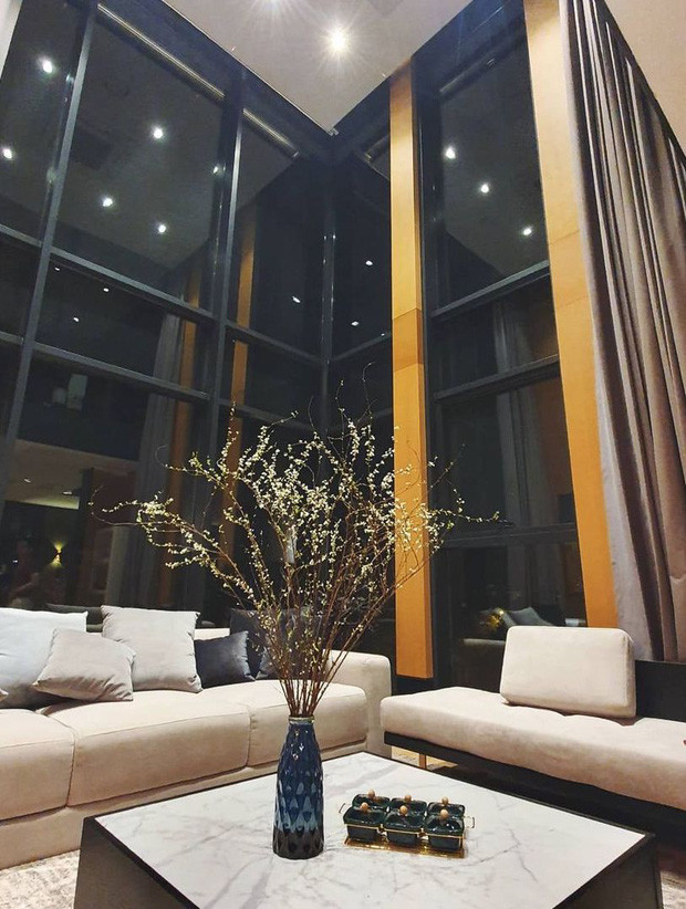 Biệt thự có thiết kế rất hiện đại với cửa kính là chủ đạo. Phòng khách trần cao nhìn rất sang chảnh.