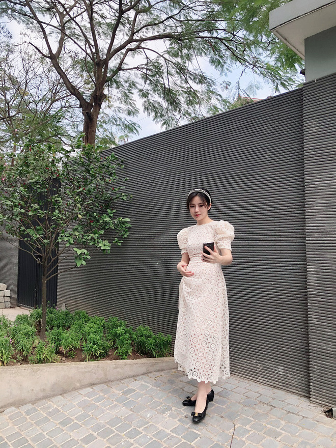 It khi khoe nhà cửa nhưng qua một số hình ảnh hiếm hoi, có thể thể thấy nàng hot girl Tú Linh hiện đang sống trong một biệt thự vô cùng bề thế.