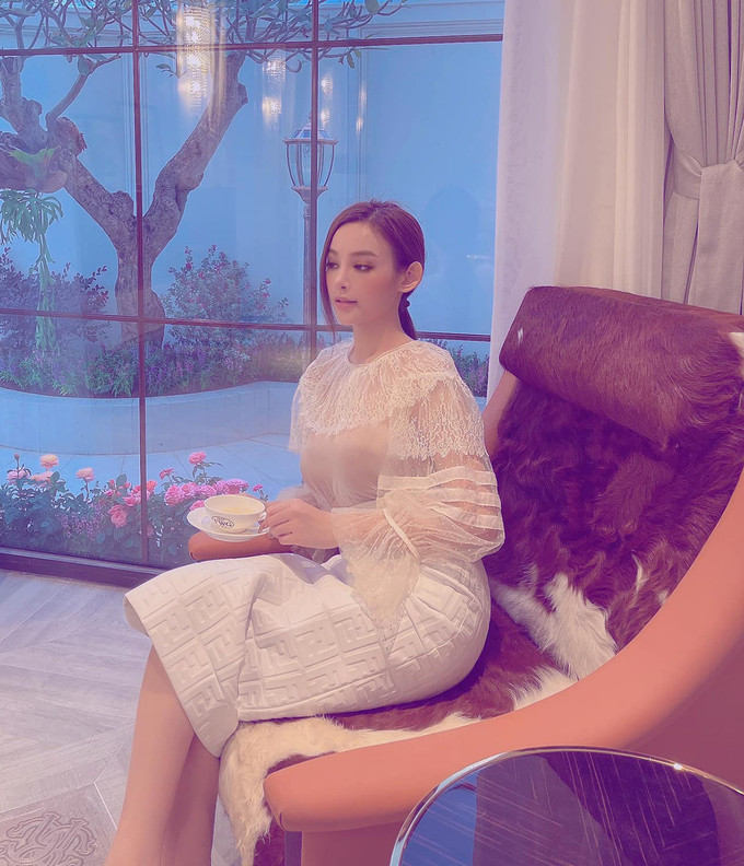 Nội thất trong biệt thự của Huyền Baby được trang trí theo phong cách hiện đại kiểu châu Âu, mang cảm hứng tân cổ điển.