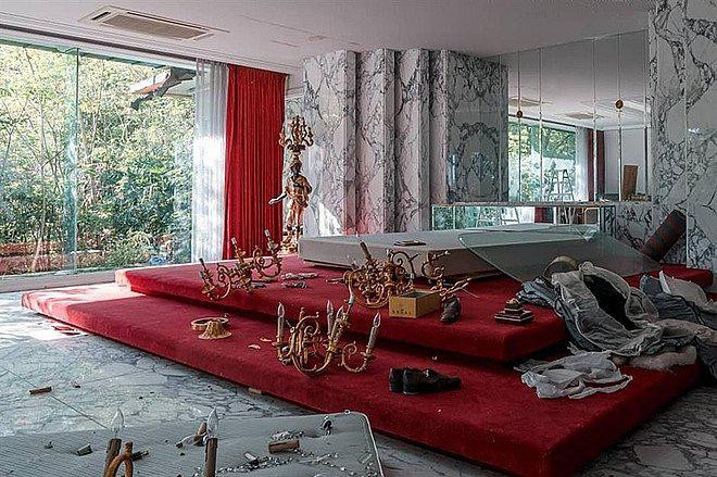 Phòng ngủ siêu sang nay trở nên tan hoang.