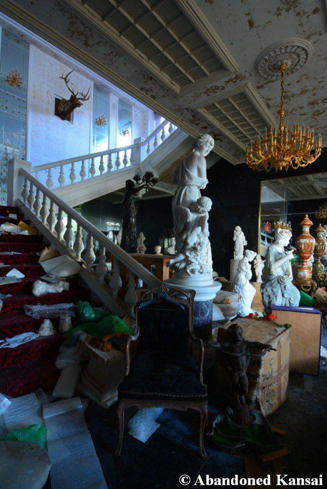 Bỏ hoang từ lâu nên căn biệt thự phủ đầy bụi bẩn.