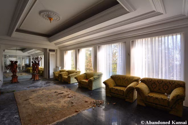 Vẻ sang trọng, cầu kỳ của căn biệt thự bỏ hoang khiến không ít người tiếc nuối.