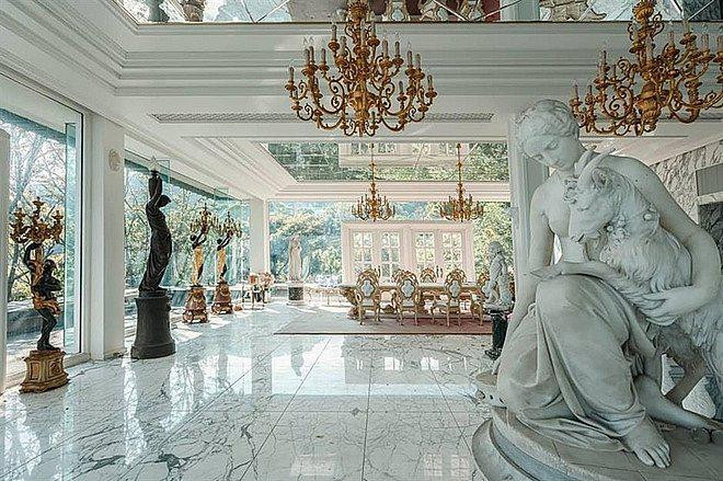 Rải rác quanh nhà là những khối đá cẩm thạch, hơn 100 tác phẩm nghệ thuật dưới tầng hầm.