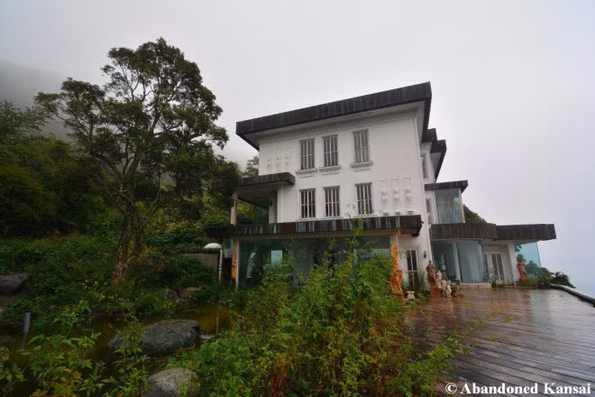 Biệt thự của Genshiro Kawamoto nằm độc lập và là nơi duy nhất nằm trên rìa vách đá, có hướng nhìn toàn cảnh ra biển.