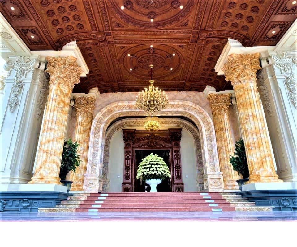 Theo một số nguồn tin tiết lộ, riêng phần xây thô biệt thự trị giá khoảng 300 - 400 tỷ đồng.