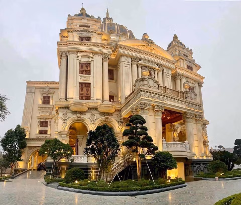  Lâu đài diễn ra đám cưới thuộc về doanh nhân Đỗ Văn Tiến, được khởi công xây dựng từ năm 2016 nằm trên quốc lộ 1A, huyện Gia Viễn, Ninh Bình.