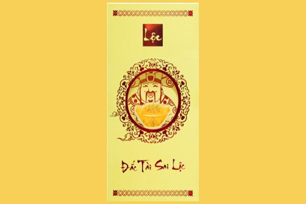 Thay vì dát vàng toàn bộ “thần tài” thì bao lì xì này chỉ dát vàng phần thỏi vàng nên giá chỉ từ 120.000 - 180.000 đồng. Ảnh: Dân Việt.