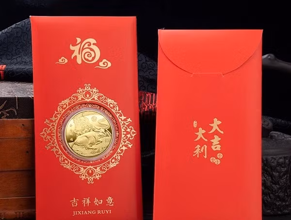 Có giá từ 100.000 đồng/bao, bao lì xì con trâu mạ vàng được mạ một lớp vàng mỏng 24k tinh tế và sang trọng. Ảnh: Shoptienthegioi.