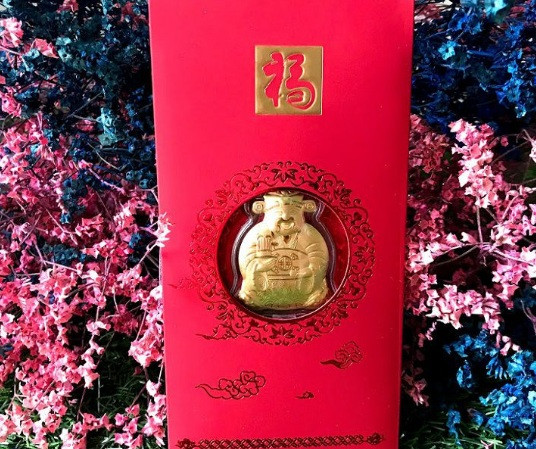 Bao lì xì này có hình thức khá bắt mắt với giá chỉ từ 100.000 - 350.000 đồng/bao tùy mẫu mã. Sản phẩm thần tài vàng nằm trong 1 hộp nhựa cứng có kích thước khoảng 3,8 - 5cm. Ảnh: tmt-collection.