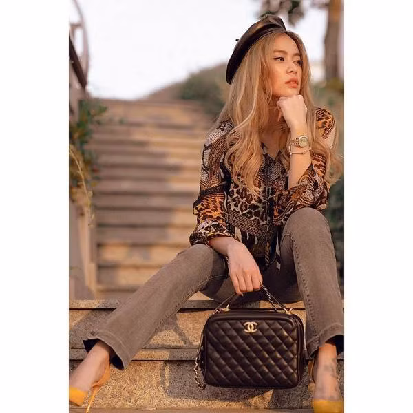 Túi xách Chanel dáng vuông gần 145 triệu được Hoàng Thùy Linh phối với bộ cánh cổ điển. Ảnh: Instagram nhân vật