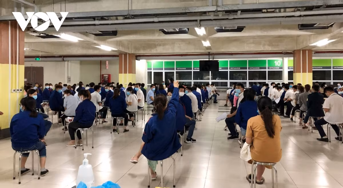 Hon 10.000 nguoi lao dong tai KCN Quang Chau, Bac Giang lay mau xet nghiem trong dem-Hinh-2