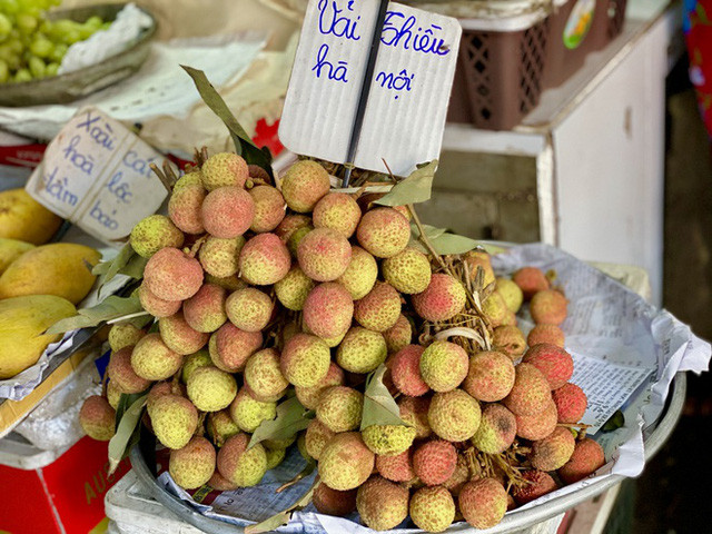 Vải đầu mùa năm nay cũng có giá rẻ hơn mọi năm. Ví như vải u hồng đầu mùa năm ngoái giá lên tới cả 100.000 đồng/kg khi ra tới Hà Nội. Nhưng năm nay, sức mua giảm mạnh dù giá vải giảm chỉ còn 50.000 đồng/kg. Ảnh: Zing