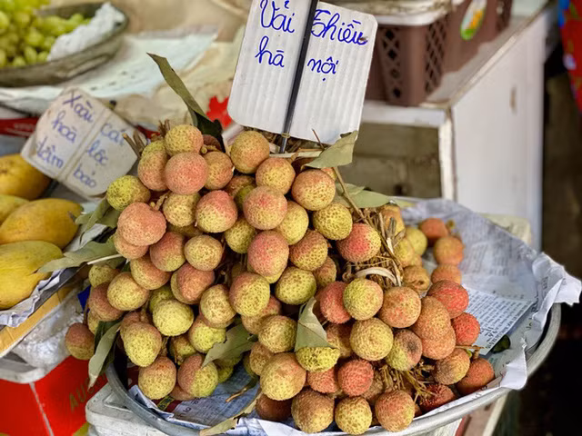 Vải đầu mùa năm nay cũng có giá rẻ hơn mọi năm. Ví như vải u hồng đầu mùa năm ngoái giá lên tới cả 100.000 đồng/kg khi ra tới Hà Nội. Nhưng năm nay, sức mua giảm mạnh dù giá vải giảm chỉ còn 50.000 đồng/kg. Ảnh: Zing