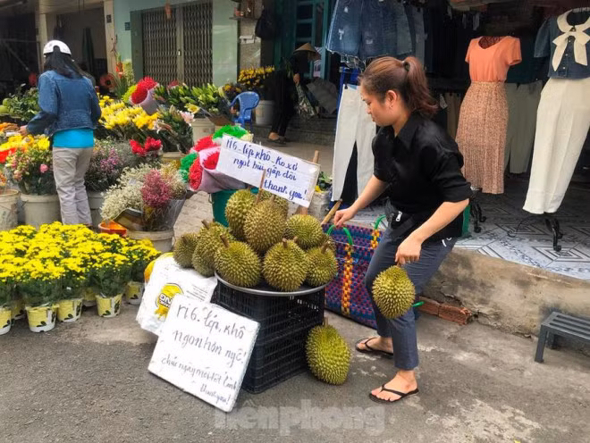 Sầu riêng về nhiều tại TPHCM, giá chỉ từ 60.000-80.000 đồng/kg. Ảnh: Tiền phong