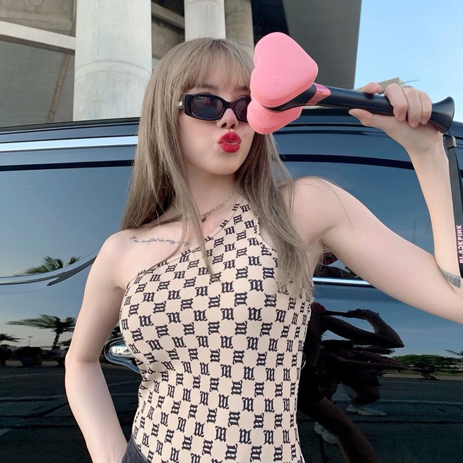 Trong chuyến đi xem concert của BlackPink, Thiều Bảo Trâm diện thiết kế áo swinsuit lệch vai trị giá 360 USD đến từ thương hiệu thời trang cá tính misbhv. Ảnh: @thieubaotram,