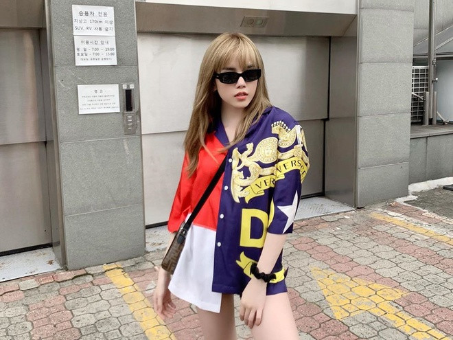 Thiều Bảo Trâm xuống phố với áo sơ mi Flag Print Vacation Shirt đến từ nhà mốt lừng danh Versace. Ảnh: Zing.