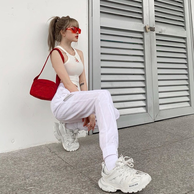 Nữ ca sĩ diện đôi sneakers "hầm hố" đến từ Balenciaga và quần Nike cá tính. Cô phối thêm phụ kiện như kính Louis Vuitton City Mask đắt giá. Ảnh: Zing.