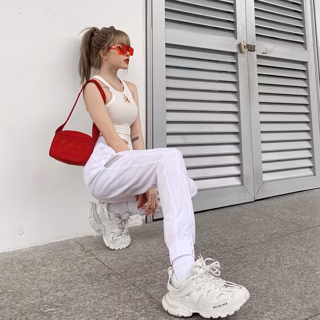 Nữ ca sĩ diện đôi sneakers "hầm hố" đến từ Balenciaga và quần Nike cá tính. Cô phối thêm phụ kiện như kính Louis Vuitton City Mask đắt giá. Ảnh: Zing.