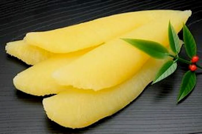 Trứng cá trích có thể thưởng thức riêng hoặc kết hợp với sushi, vị giòn sần sật rất lạ miệng. Ảnh: Sugoi