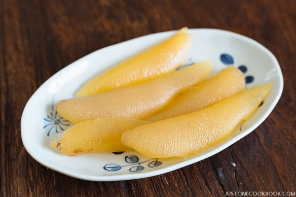 Kazunoko có màu vàng đặc trưng được kết lại từ những quả trứng nhỏ li ti. Ảnh: Cookbook