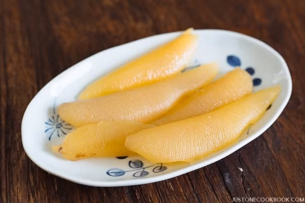 Kazunoko có màu vàng đặc trưng được kết lại từ những quả trứng nhỏ li ti. Ảnh: Cookbook