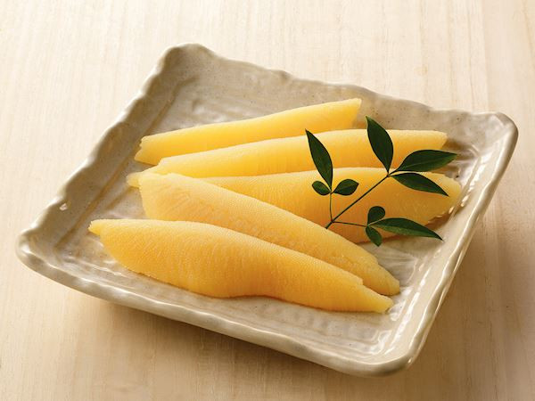 Trứng cá rất nhỏ và giòn. Sau khi thu hoạch, người ta sẽ ngâm trứng vào nước muối rồi rửa sạch và đông lạnh. Ảnh: Taste