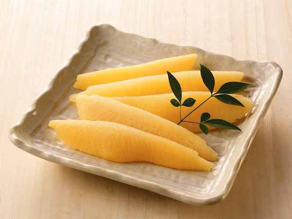 Trứng cá rất nhỏ và giòn. Sau khi thu hoạch, người ta sẽ ngâm trứng vào nước muối rồi rửa sạch và đông lạnh. Ảnh: Taste