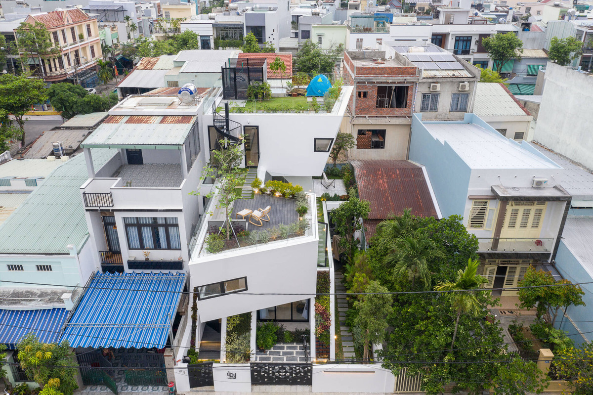 Tầng mái dành phần lớn diện tích để trồng thảm cỏ. Đây cũng là nơi gia đình cùng nhau vui chơi khi không thể đi xa. Nguồn ảnh: 85Design