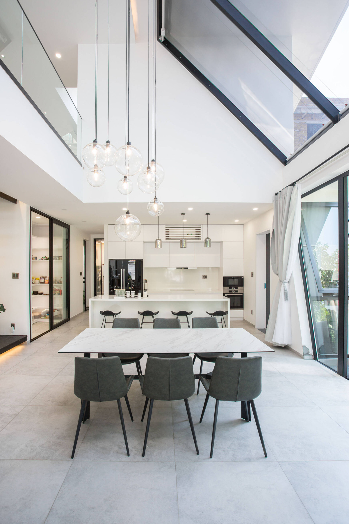 Mái kính ở khu vực phòng bếp có khả năng loại bỏ phần lớn tia UV và giảm thiểu sức nóng tác động vào không gian bên trong.