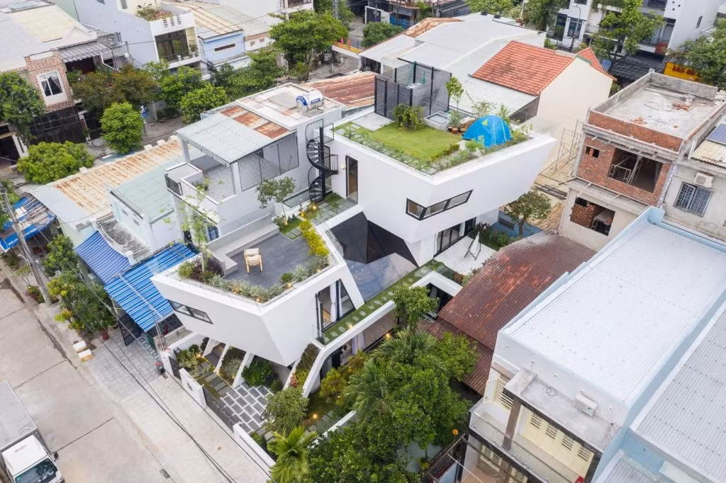 Để giải quyết vấn đề này, nhóm kiến trúc sư áp dụng 3 giải pháp để hạn chế bức xạ nhiệt. Một là xử lý bằng giải pháp tự nhiên, dùng cây xanh để làm vườn trên tường và trên mái.