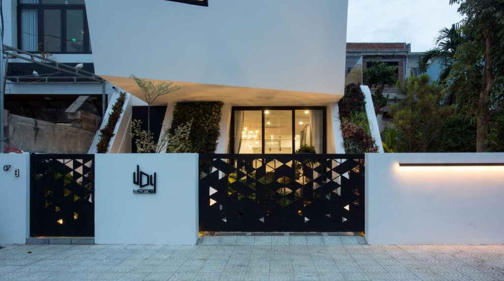 Giải pháp thứ hai là công nghệ, dùng các tấm chống nóng XPS có độ dày 3cm để ốp bên ngoài các bức tường chịu hướng nắng chính, ngăn chặn sự hấp thụ nhiệt.