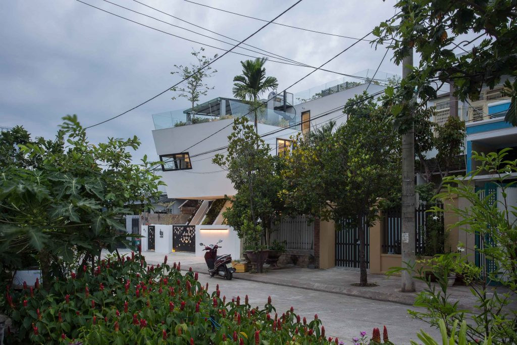 Tọa lạc tại miền Trung, nơi có khí hậu nắng nóng, mặt tiền hướng Tây cũng khiến căn nhà phải hứng chịu trực tiếp ánh nắng có hại.