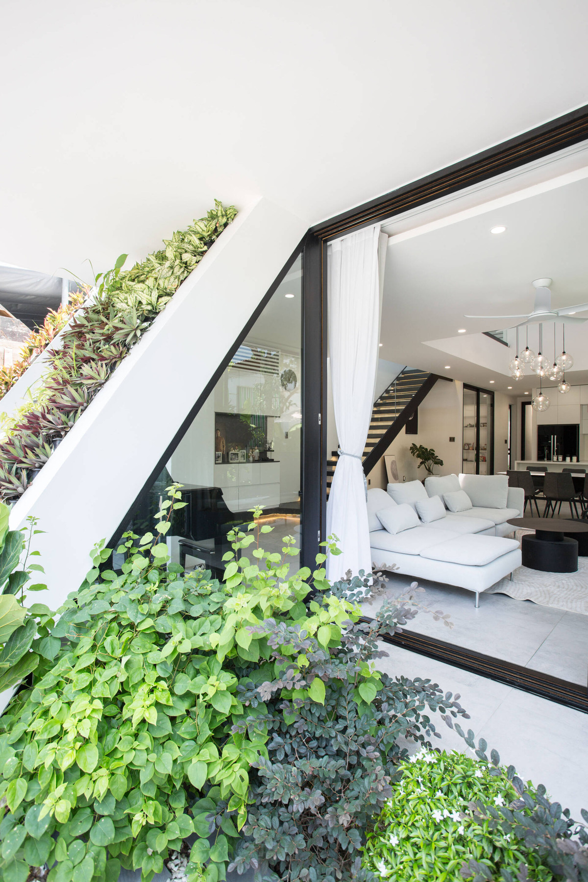 Tầng 1 là không gian sinh hoạt chung bao gồm phòng khách, bếp - ăn. Không gian dạng mở tạo cảm giác liền mạch với sân vườn.