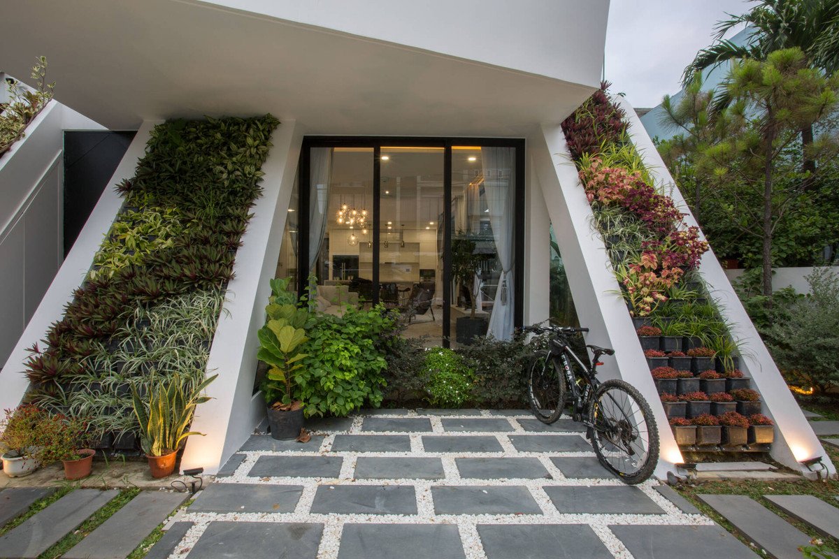 Cây xanh được trang trí ngay từ mặt tiền của ngôi nhà.