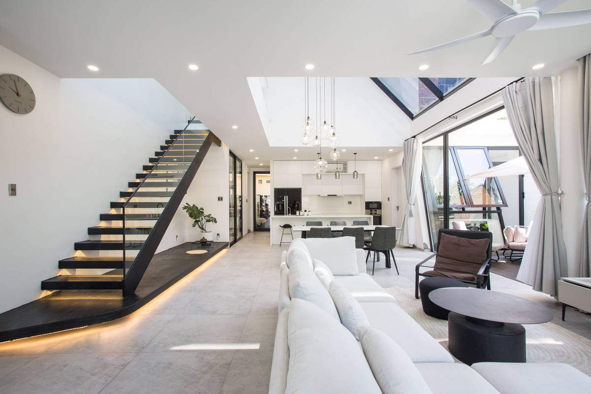 Giải pháp thứ ba là tạo đối lưu gió bằng cách mở nhiều cửa về hướng Đông và Nam để đón gió mát.