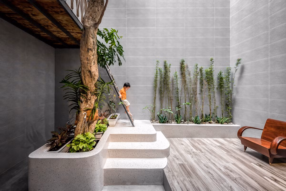 Với diện tích 117m2 và kinh phí đầu tư hạn hẹp, nhóm kiến trúc sư cân nhắc đưa ra bản thiết kế hợp lý sao cho nhà phố vừa đảm bảo sinh hoạt đời thường, vừa thích ứng với điều kiện học tập và làm việc online tại gia.