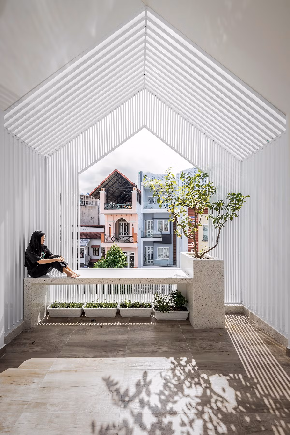 Xây nhà vào đầu năm 2020, đúng thời điểm dịch COVID-19 bùng phát, gia chủ mong muốn sở hữu không gian sống vừa đủ sinh hoạt, vừa đáp ứng nhu cầu giải trí cho các thành viên trong bối cảnh trường học, trung tâm vui chơi đều đóng cửa để thực hiện cách ly xã hội.