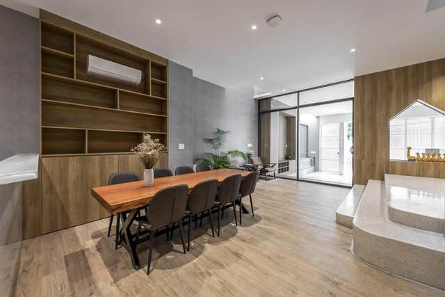 Trong nhà sử dụng vật liệu chính là gạch, sơn nước, kính và gỗ công nghiệp.