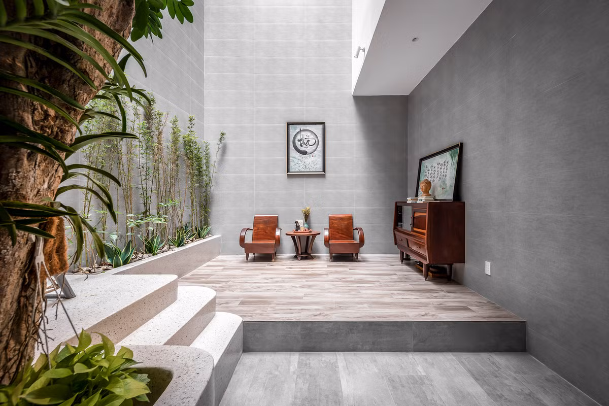 Phía sau nhà, cạnh khu vực bếp là không gian thư giãn, uống trà.