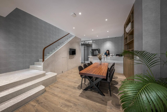 Bàn ăn đặt ở vị trí trung tâm tầng, là nơi các thành viên trong gia đình quây quần, trò chuyện.