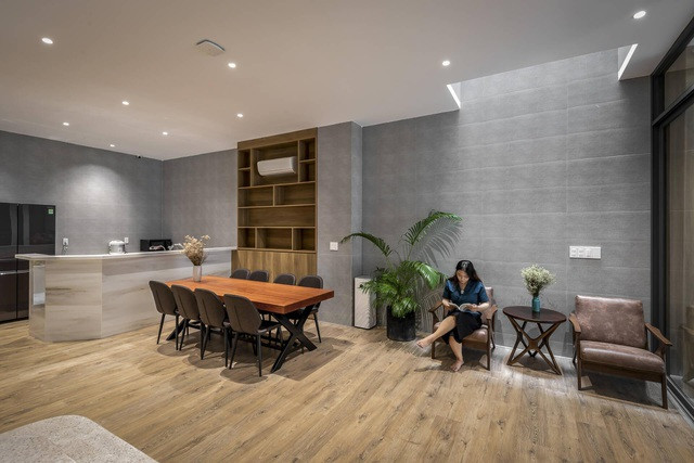 Khu vực tiếp khách nhỏ gọn, thiết kế đơn giản gồm hai cái ghế và một bàn uống trà.