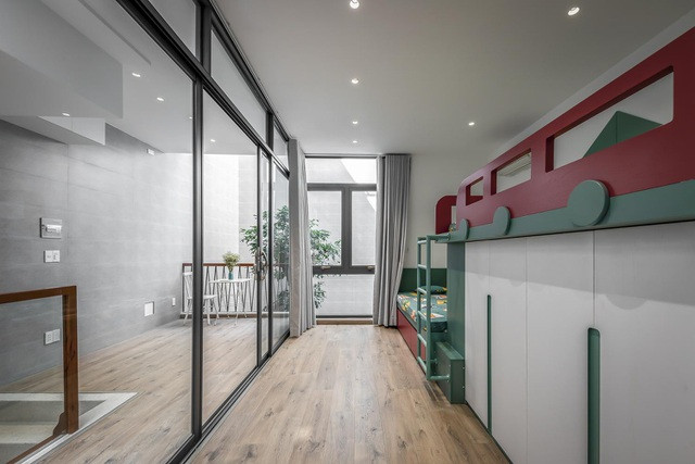 Tầng trên là các phòng ngủ được ngăn cách với hành lang bằng hệ cửa kính lớn, vừa đảm bảo riêng tư, vừa tăng cảm giác rộng rãi, thoáng đãng.