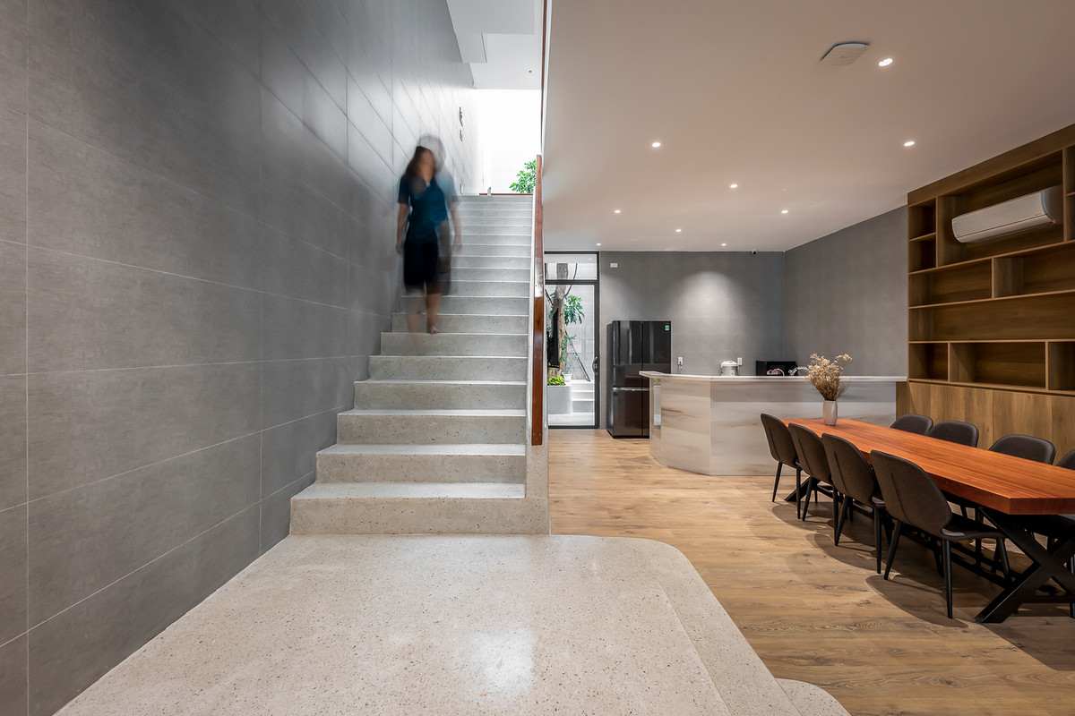 Tầng trệt gồm phòng bếp và bàn ăn liên thông với nhau, gần như không có phòng khách.