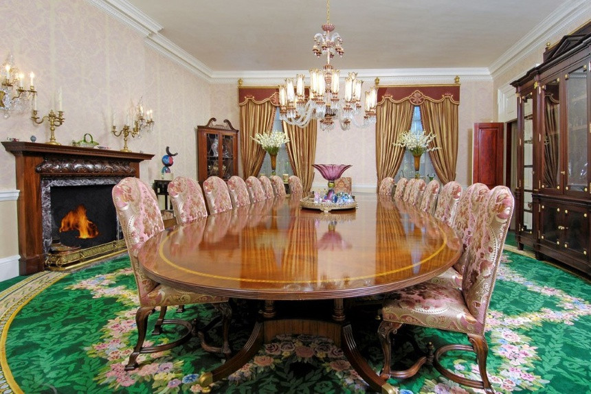 Phòng ăn chính lộng lẫy, được bài trí hài hòa với những gam màu sặc sỡ.