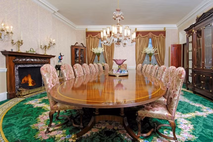 Phòng ăn chính lộng lẫy, được bài trí hài hòa với những gam màu sặc sỡ.