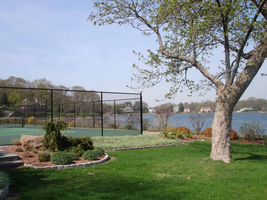 Các không gian thư giãn, giải trí khác trong biệt thự cũ 32 triệu USD của ông Trump bao gồm rạp phim trong nhà, hồ bơi, sân tennis ngoài trời và khu vực ăn uống, ngắm cảnh.