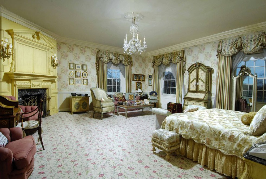 Phòng ngủ sử dụng các nội thất có thiết kế cổ điển.