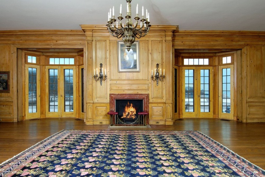 Ngôi nhà được xây dựng vào năm 1939, có diện tích khoảng 1.850 m2. Nhiều không gian sinh hoạt bên trong được thiết kế với phong cách cổ điển.